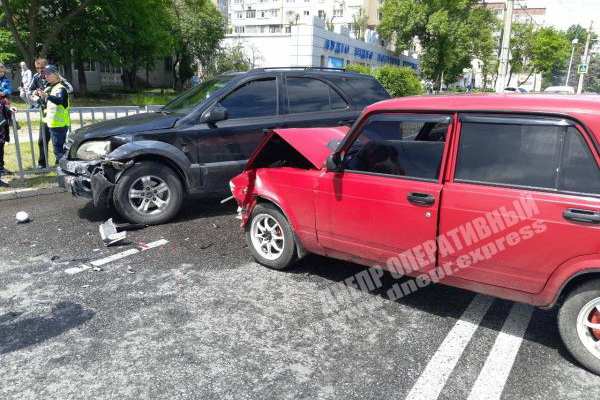 В Днепре на Марии Лисиченко ВАЗ вылетел на встречную полосу и врезался в KIA