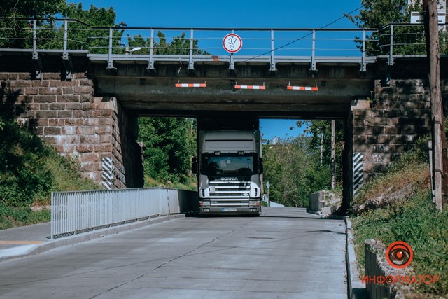 В Днепре на Крестьянском спуске фура застряла под железнодорожной аркой