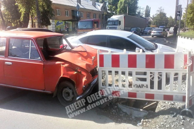 В Днепре на Макарова Nissan столкнулся с ВАЗ: пострадал один из водителей