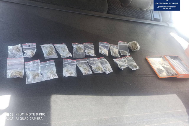 21 слип-пакет с наркотиками обнаружили патрульные у пассажира автомобиля Mitsubishi