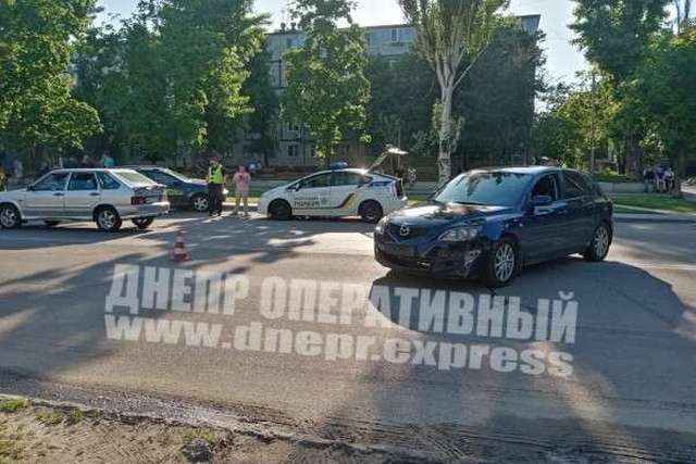 В Днепре на Калнышевского столкнулись Mazda и Chevrolet службы такси: пострадала женщина