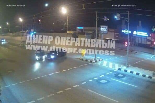 В Днепре на Слобожанском проспекте Geely врезался в Audi: есть пострадавшие (видео момента ДТП)