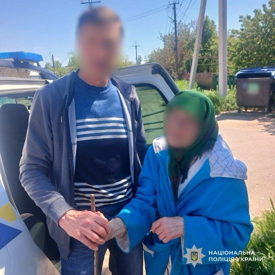 Бродила по улице, усеянной оптоволокном и остатками сдетонировавших дронов: патрульные Никополя помогли пожилой женщине вернуться домой