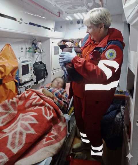 Парамедик помогла в родах третьего ребенка в одной и той же семье