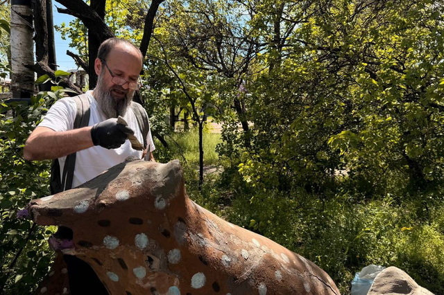На житловому масиві Північний відновлюють фігурки дивовижних тварин