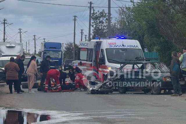 Калюжа крові та потрощений транспорт: у Дніпрі на Передовій сталася моторошна ДТП