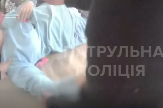 Патрульные оказали помощь женщине в полубессознательном состоянии, которая находилась в закрытом доме (видео с бодикамер)