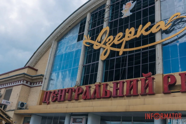 На рынке «Озерка» в Днепре начали восстанавливать фасад после вражеской атаки 16 апреля