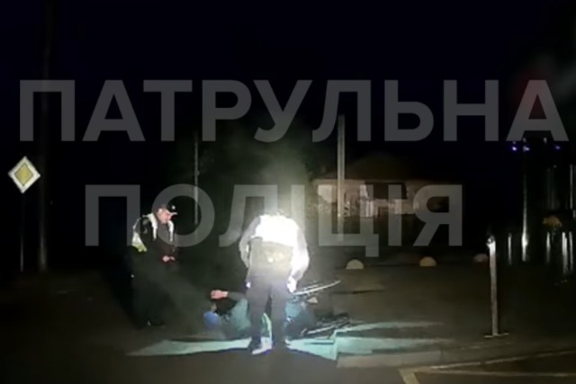 Наїхав на бордюр і перекинувся: патрульні допомогли інваліду (відео моменту)
