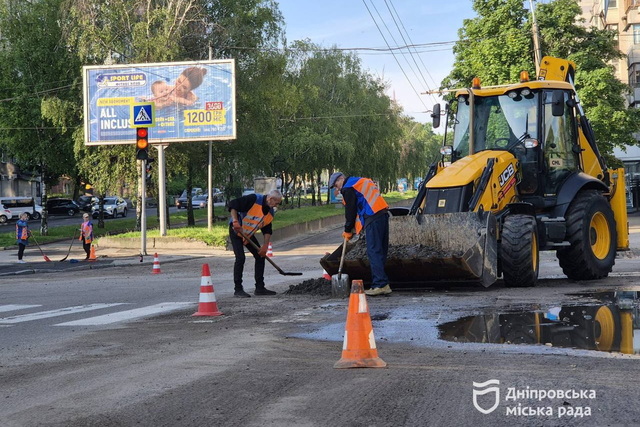 Дніпро після стихії: комунальники працюють безупинно, ліквідовуючи наслідки негоди