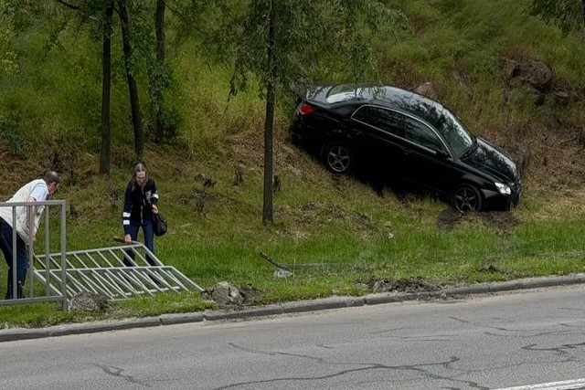 В Днепре на Сечеславской Набережной Toyota снесла забор и вылетела на склон
