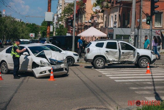 Фото: Андрій Шушпан В Днепре на проспекте Поля столкнулись Skoda и полицейский Renault: последний перекрыл пешеходный переход