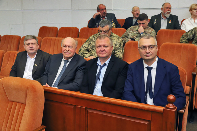 Освітній фронт. У мерії Дніпра нагородили педагогічні колективи університетів