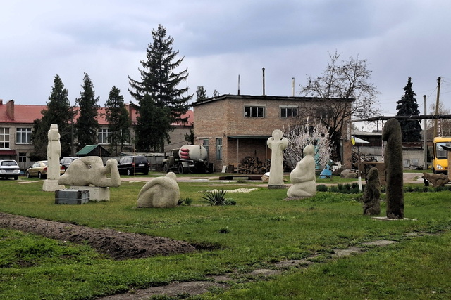 На Дніпропетровщині з'явився новий парк скульптур та кам'яних баб