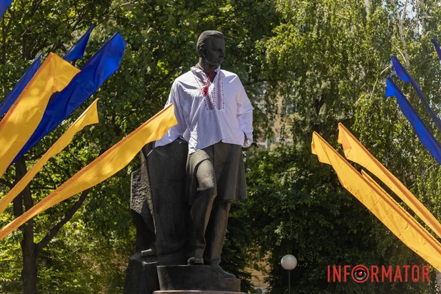 У Дніпрі до Дня вишиванки пам’ятник Поля вдягнули в національне вбрання