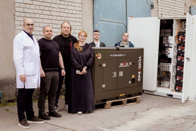 Лікарні на Космічній передали систему накопичення енергії та потужний генератор