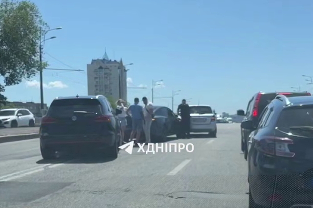 У Дніпрі на Слобожанському проспекті через потрійну ДТП на віадуці утворився величезний затор