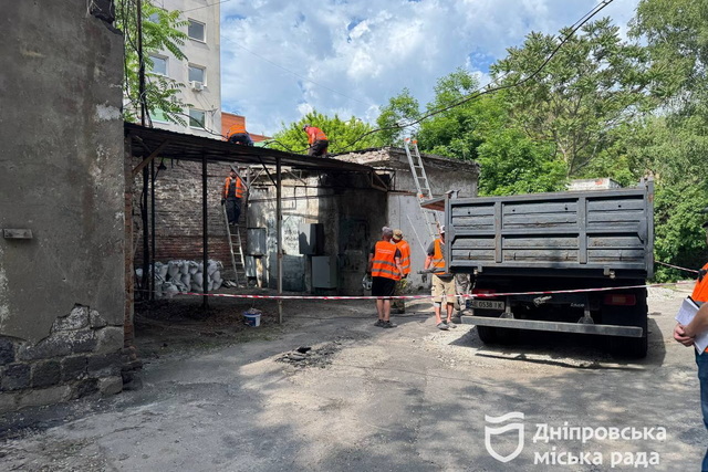 В Днепре демонтирована очередная незаконно установленная конструкция — навес по ул. Сечевых Стрельцов