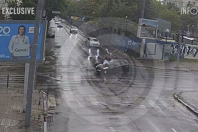 У Дніпрі біля оперного театру Fiat зіткнувся з мотоциклом: пасажирку двоколісного реанімували медики