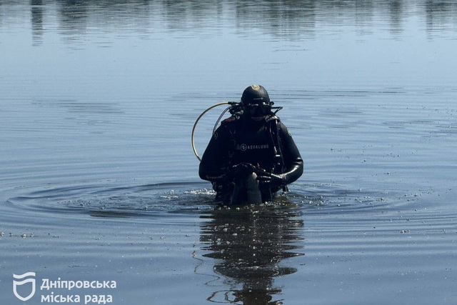 На официальных пляжах в Днепре водолазы начали очистку дна и береговой зоны