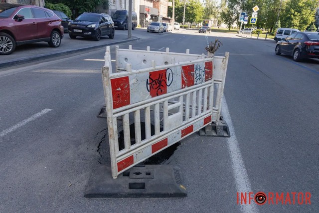 Глубокая яма посреди дороги: в Днепре возле Успенской площади провалился асфальт
