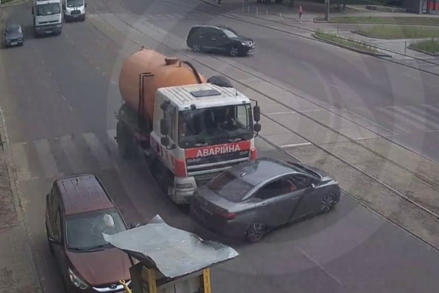 Видео момента: в Днепре на проспекте Хмельницкого грузовик DAF развернул Nissan