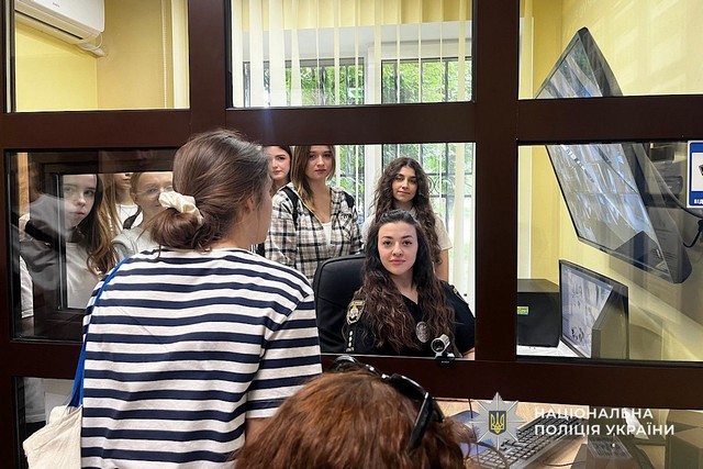 В Днепре полицейские по соблюдению прав человека показали лицеистам, как цифровые технологии защищают права человека в полиции