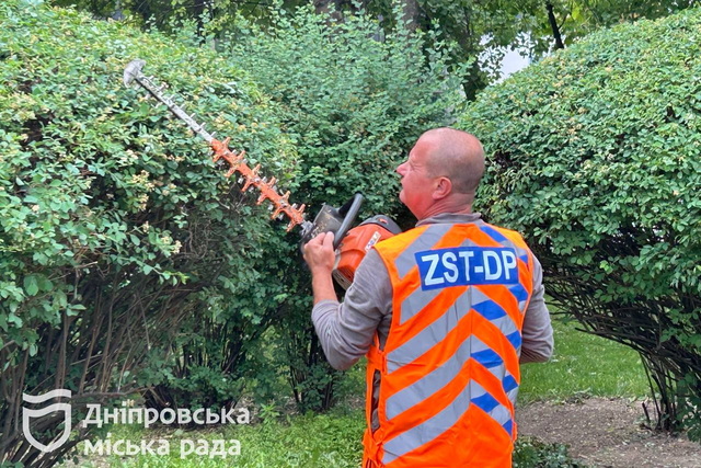 В Днепре продолжаются работы по благоустройству парков, скверов и зеленых зон