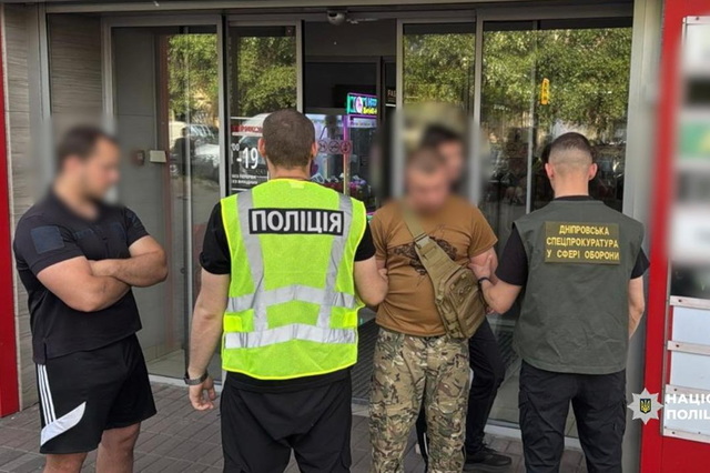 На Днепропетровщине полиция разоблачила военнослужащих, требовавших 100 тысяч гривен неправомерной выгоды у подчиненного за «беспрепятственное» прохождение службы