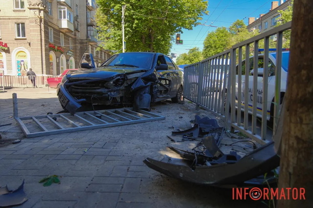В Днепре на Независимости столкнулись Ford и Lada: движение затруднено (видео момента)