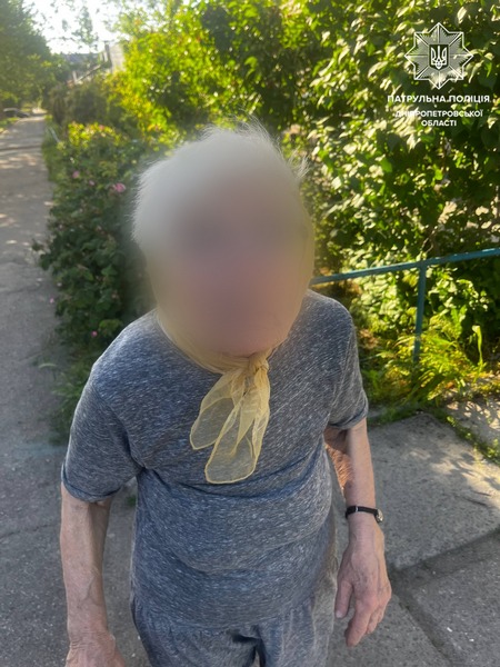 У Дніпрі завдяки небайдужим громадянам патрульні повернули жінку, що загубилася, додому