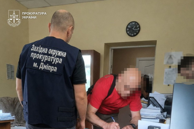 У Дніпрі викрили схему фіктивного працевлаштування у державній установі: підозрюється ексдиректорка та її четверо підлеглих