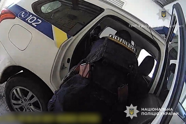 Оккупанты атаковали Марганец из артиллерии: полицейские под вражескими дронами эвакуировали тяжелораненого мужчину в больницу
