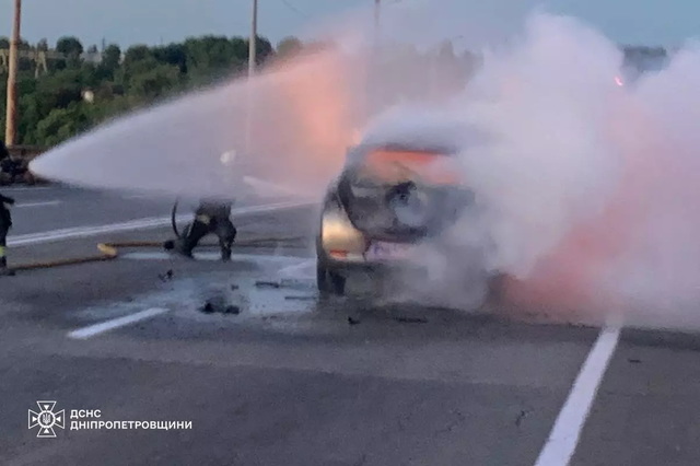 В Днепре на Южном мосту загорелся электрокар