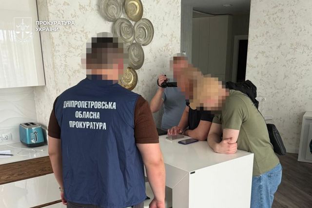 Перерегистрировали бизнес по законам рф и финансировали оккупационные власти — подозреваются чиновники луганских предприятий