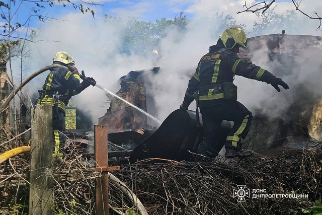В Днепре спасатели ликвидировали пожар на территории частного домовладения на улице Антарктической