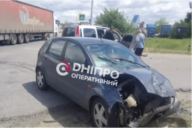 В Днепре на Полтавском шоссе автомобиль Ford на скорости протаранил две машины
