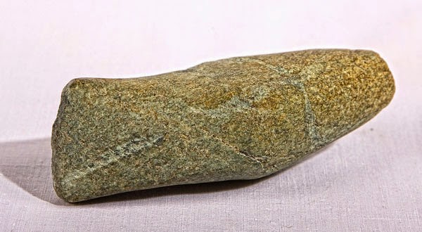 Днепропетровчанин передал в исторический музей уникальный топорик