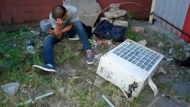 Патрульные задержали мужчину, который снял чужой кондиционер и пытался его разобрать