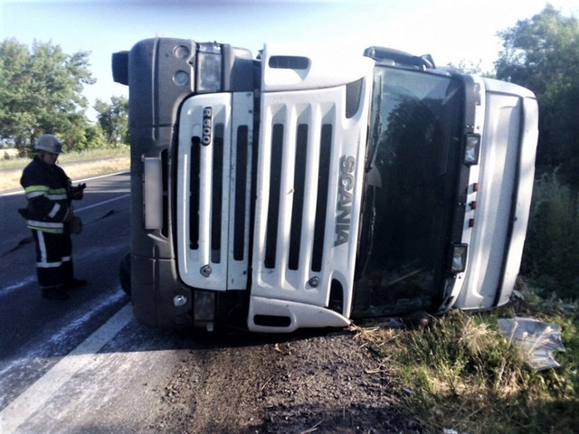 В Солонянском районе грузовик врезался в отбойник и перевернулся: водитель погиб