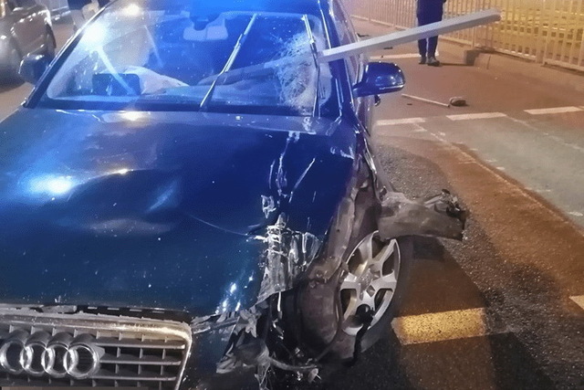 В Днепре на Рабочей водитель Audi снес ограждение и сбежал