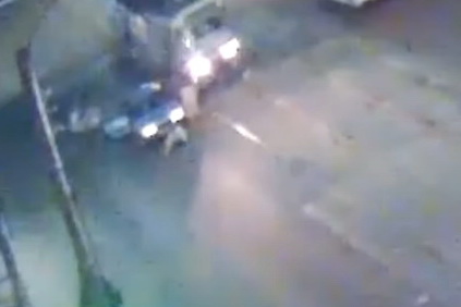 В центре Каменского автомобиль сбил пешехода, который выходил из трамвая