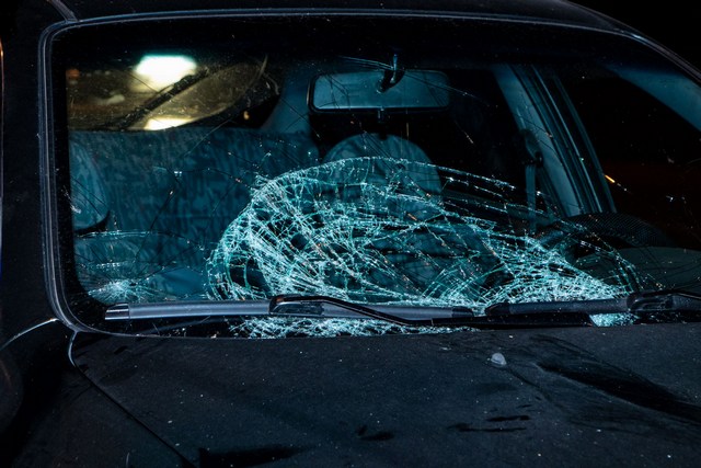 В Днепре напротив ТЦ «Дафи» Daewoo Lanos сбил мужчину