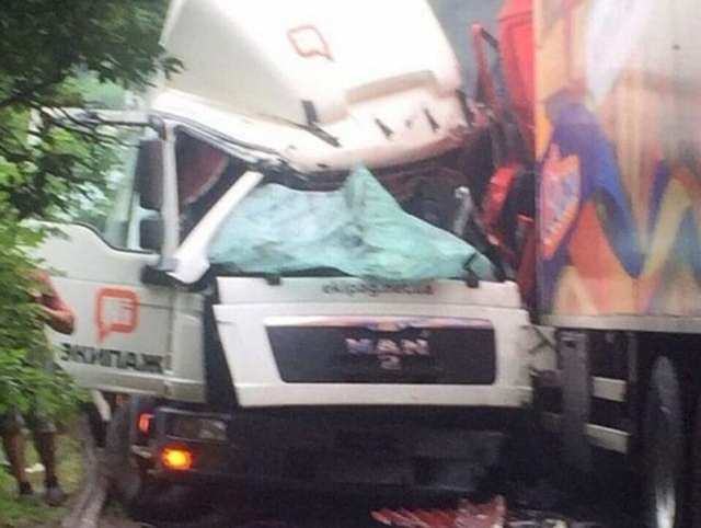 Тяжелое ДТП в Днепре: две фуры сошлись в лобовую