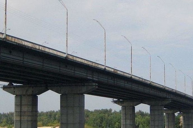 Асфальт на мосту покрылся трещинами, ямами и наплывами: каменчанам назвали причины