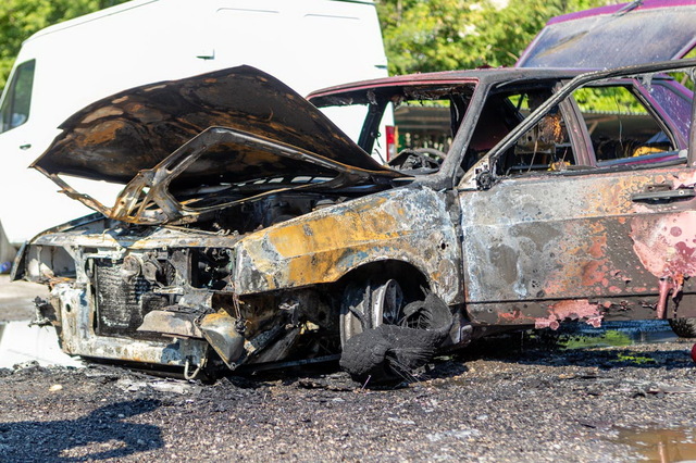В Днепре на стоянке горел автомобиль ВАЗ