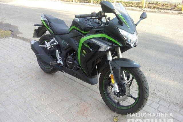 В Днепре полицейские вернули мужчине похищенный мотоцикл