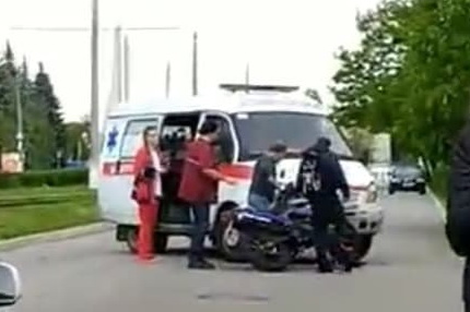 В Каменском автомобиль скорой помощи сбил мотоциклиста