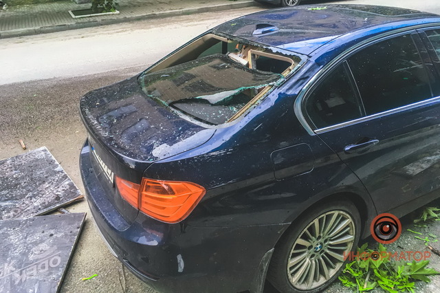 Возле «Днепр-Арены» на BMW, ВАЗ и Mitsubishi из-за ветра рухнули конструкции со стройки