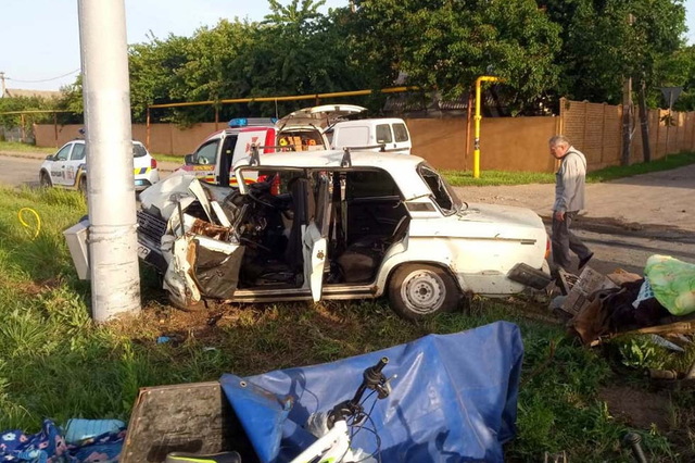 В Подгородном водитель ВАЗ врезался в столб: 4 человека госпитализировали